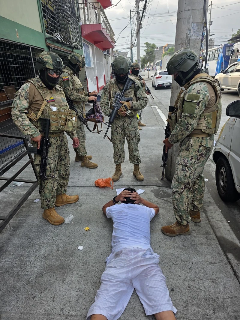 Una intervencin de fuerzas militares con un detenido.